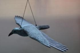 FERRCASH 125052 - CUERVO EOLICO 42X18X16CM